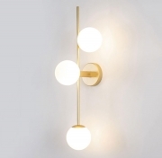 Applique lampada da parete in alluminio color bronzo oro con 3 sfere in vetro opaco palle con attacco per lampadine G9